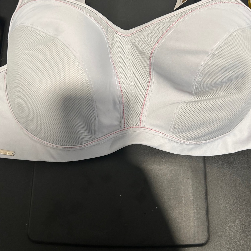Chantelle White Full-Coverage Bra with Molded Cups